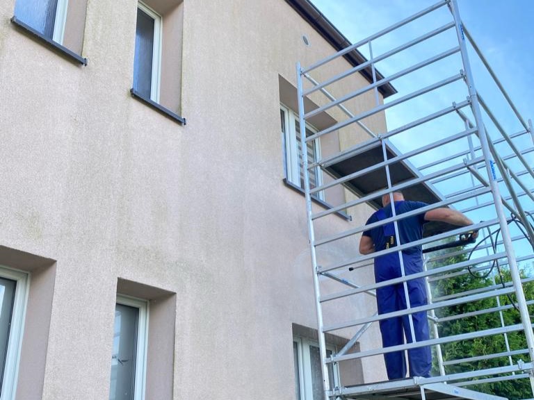 Read more about the article Nowa Odsłona Domu: Czyszczenie Elewacji, czyli Powrót do Blasku!